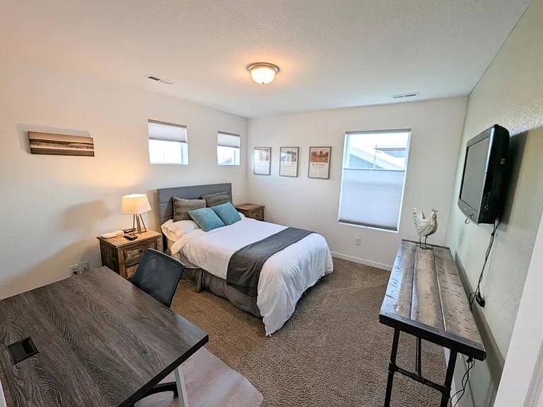 Bedroom 3: full bed, TV & dedicated desk